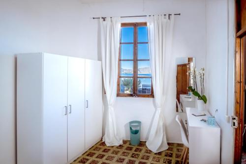 a bathroom with white cabinets and a window at Villa Ca'n Verd in Alcudia