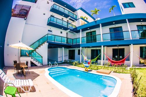 ein Haus mit einem Swimmingpool davor in der Unterkunft Porto Flats in Porto De Galinhas