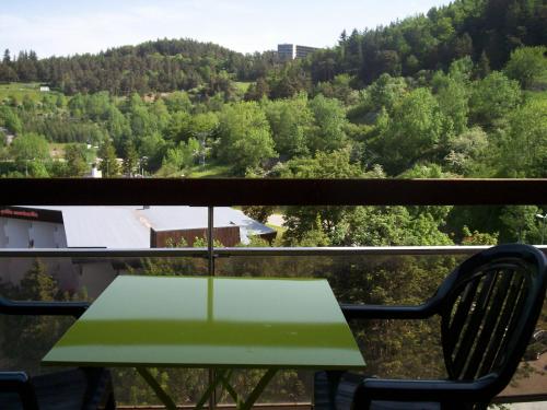uma mesa verde numa varanda com vista em La Grande Moucherolle em Villard-de-Lans