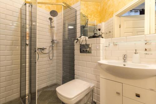 y baño con aseo, lavabo y ducha. en Nowy Kleparz, en Cracovia
