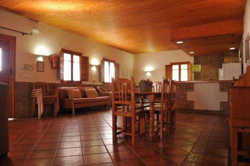 Ein Restaurant oder anderes Speiselokal in der Unterkunft Casa Rural "Casa Isla del Zújar" 