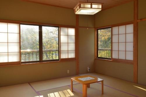 Myoko - Hotel / Vacation STAY 24125 في ميوكو: غرفة بنوافذ وطاولة فيها