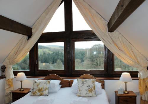 Un pat sau paturi într-o cameră la Dee Valley Cottages