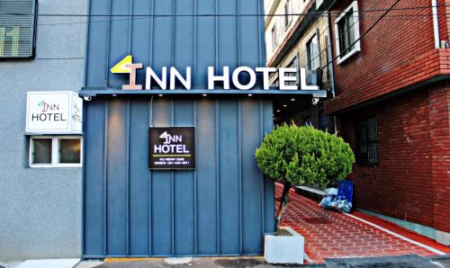 ein Gebäude mit einem Schild an der Seite in der Unterkunft Inn Hotel in Busan