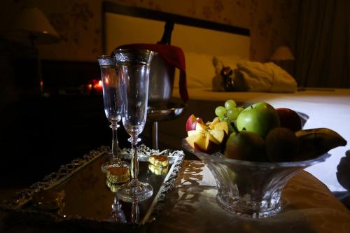 a table with wine glasses and a bowl of fruit at Metropolitan Hotel in Teresina