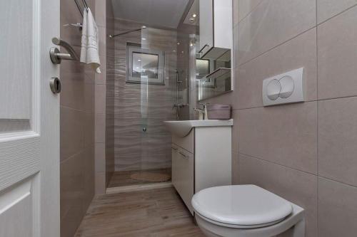 un bagno con wc, lavandino e doccia di Apartman-Studio Meri a Makarska