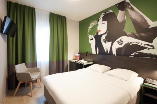 Ένα ή περισσότερα κρεβάτια σε δωμάτιο στο Hôtel Crystal