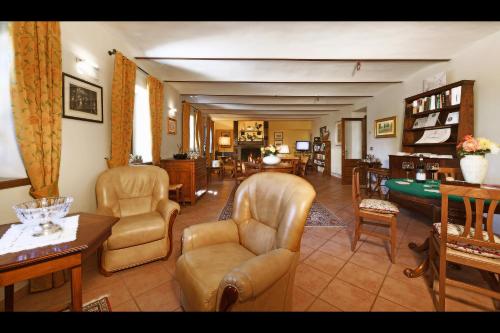a living room with leather chairs and a table at Amalia Cascina in Langa in Monforte dʼAlba