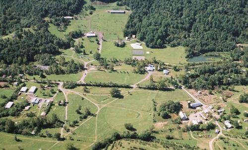 an aerial view of a park with houses and trees at Graves Mountain Farm & Lodges in Syria