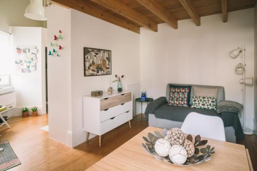ein Wohnzimmer mit einem Bett und einem Tisch in der Unterkunft Green House / Casa Verde in Porto