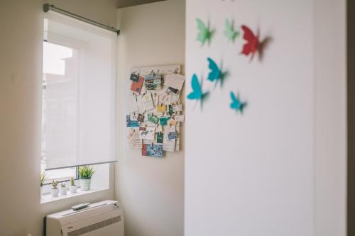 ein Badezimmer mit einer Wand mit Bildern an der Wand in der Unterkunft Green House / Casa Verde in Porto