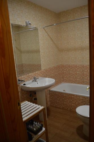 La salle de bains est pourvue d'un lavabo, d'une baignoire et de toilettes. dans l'établissement El Cierzo de la Mata, à Mata de Quintanar