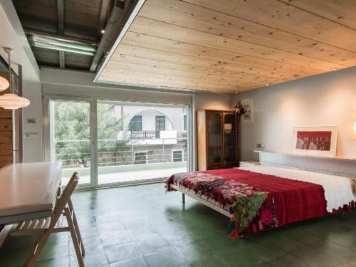 sypialnia z dużym łóżkiem i dużym oknem w obiekcie The Architect's House in Neo Chorio w mieście Néon Khoríon