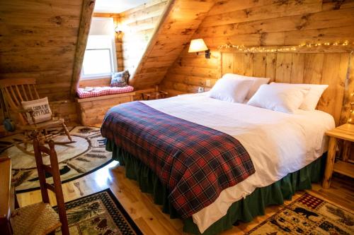 a bedroom with a bed in a log cabin at The Woodstocker B&B in Woodstock