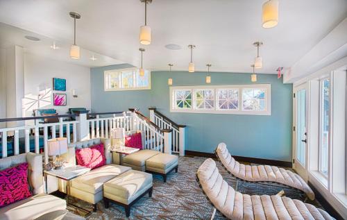 ein Wohnzimmer mit Sofas und Stühlen in der Unterkunft Kingsmill Resort in Williamsburg
