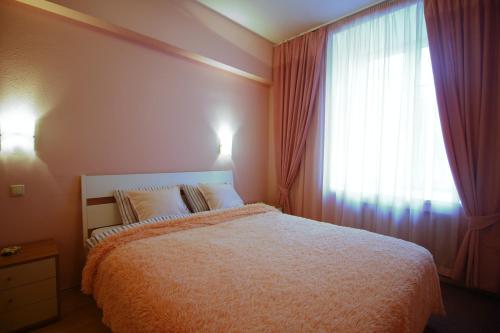 モスクワにあるHoliday Kutuzovskyのベッドルーム(大型ベッド1台、窓付)