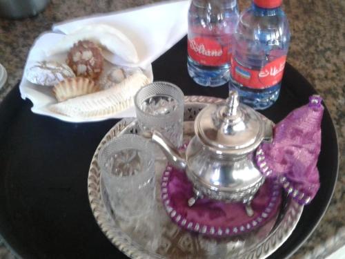 stół z dzbankiem do herbaty i talerzem jedzenia w obiekcie FUENTES w mieście Tanger
