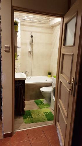 La salle de bains est pourvue d'une baignoire, de toilettes et d'un lavabo. dans l'établissement Mirella Centrum Gdyni, à Gdynia