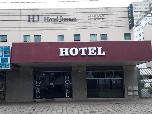 un bâtiment d'hôtel avec un panneau d'hôtel dans l'établissement Hotel Joman Goiânia, à Goiânia