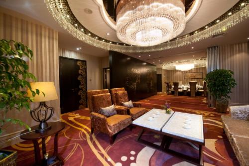 Lobby o reception area sa Ritan Hotel Downtown Beijing