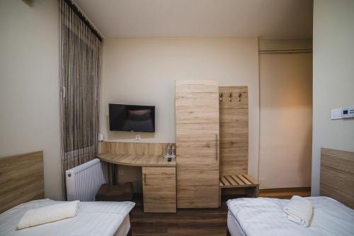 Säng eller sängar i ett rum på Sztár Motel Étterem