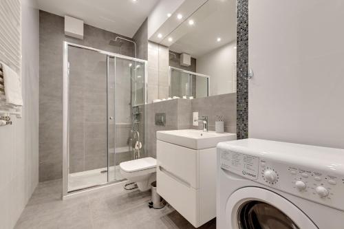 a bathroom with a washing machine and a sink at Wave Apartments Nowa Grobla Old Town in Gdańsk