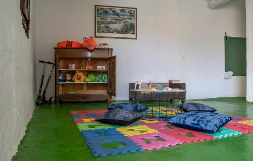 a room with a floor covered in green water at Alojamiento Turistico La Casa del tio Cesar in Cañas