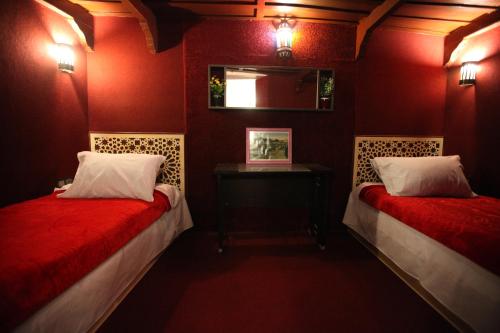 Ліжко або ліжка в номері Dar Essaki 1886