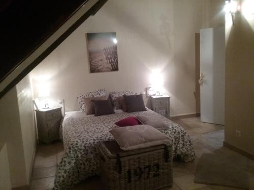 1 dormitorio con 1 cama y 2 mesitas de noche en Les Mesangeres, en Chaumont-sur-Tharonne