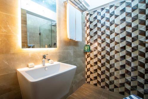A bathroom at Kastro Apartments