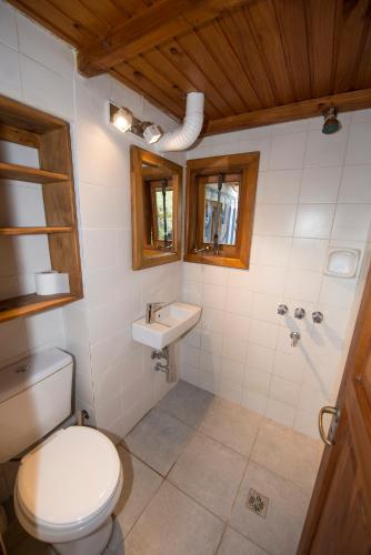 une salle de bains avec toilettes et lavabo dans l'établissement El Tero, à San Carlos de Bariloche