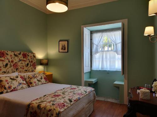 1 dormitorio con cama y ventana en Casa da Azenha, en Peso da Régua