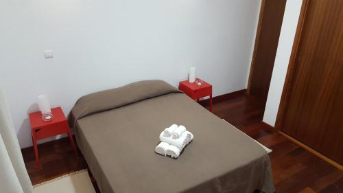 łóżko szpitalne z dwoma białymi ręcznikami w obiekcie Velasmar w mieście Velas