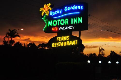 a neon sign for a motor inn and no vacancy at Rocky Gardens Motor Inn Rockhampton in Rockhampton