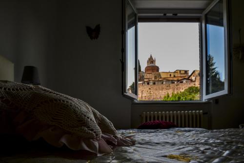 マッサ・マリッティマにあるVilletta dell'Ortinoの城の景色を望む窓付きのベッドルーム1室
