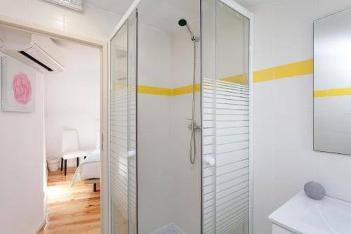 um chuveiro numa casa de banho com uma porta de vidro em MouraLua em Sintra