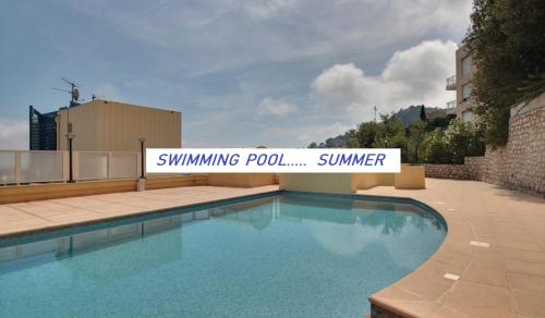 una piscina con un cartello che legge nuoto nella piscina di Beausoleil near Monaco a Beausoleil