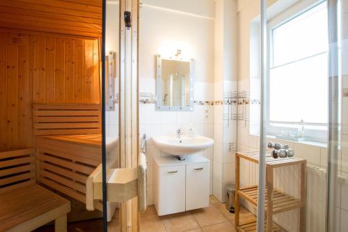 ein Badezimmer mit einem Waschbecken und einer Badewanne in der Unterkunft Feriendorf Südstrand Haus 33 in Pelzerhaken