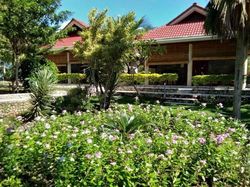 a garden with flowers in front of a building at Ancelle Cristo Re in Moalboal