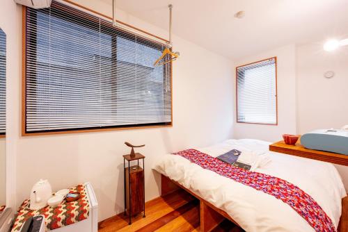 Un pat sau paturi într-o cameră la plat hostel keikyu asakusa karin