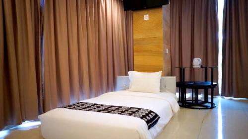 Postel nebo postele na pokoji v ubytování Kalton Hotel