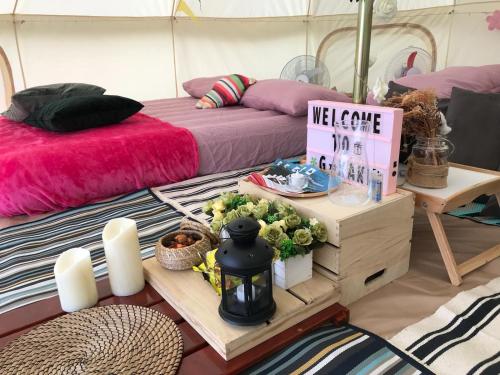 Ένα ή περισσότερα κρεβάτια σε δωμάτιο στο Glamping Kaki - Medium Bell Tent