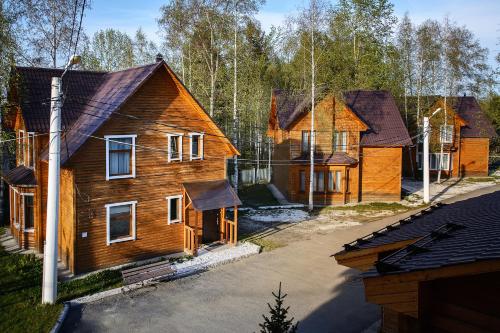 an overhead view of a group of wooden houses at Park Hotel Bely Sobol in Baykalsk