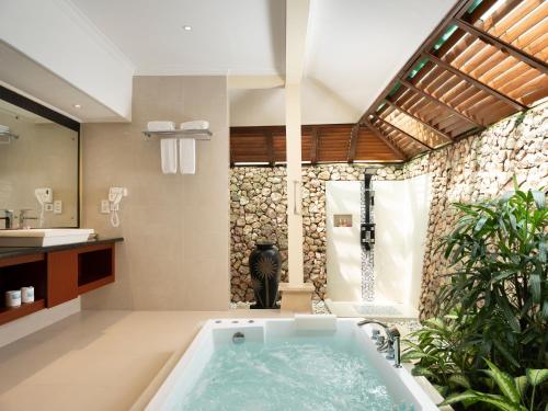 Ett badrum på Holiday Resort Lombok