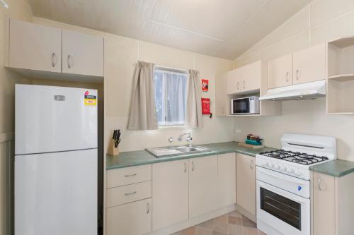 Kuchyň nebo kuchyňský kout v ubytování Mittagong Caravan Park