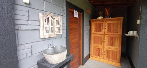 een badkamer met een wastafel aan de zijkant van een huis bij Black Lava Hostel and Lodge in Kintamani
