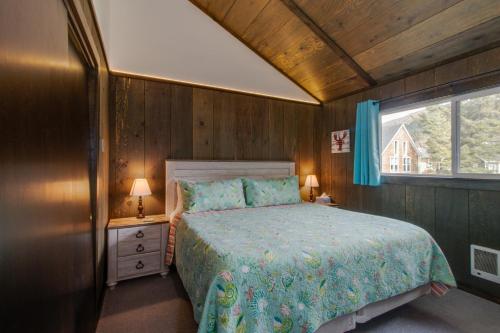 Tempat tidur dalam kamar di Rockaway Beach Surfer's Paradise