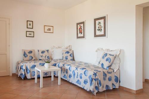 Un dormitorio con una cama y una mesa pequeña. en Villette dello Scrittore by SolturElba, en Capoliveri