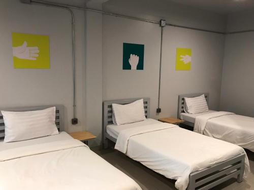 A bed or beds in a room at S1hostel Bangkok