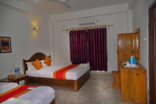 Cama o camas de una habitación en Hotel Chitwan Park Village